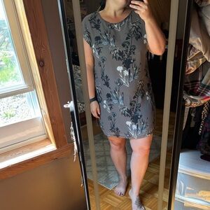 3/$30 Gorgeous Simons sleeveless loose fit tunic blouse size Large -floral print